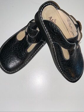 Alegria Black Floral Embossed Leather Clog Mules-Pre-loved❤️
